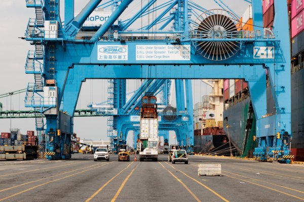 <p>A días de un masivo paro portuario en EEUU empresas acusan al sindicato de negarse a negociar</p>