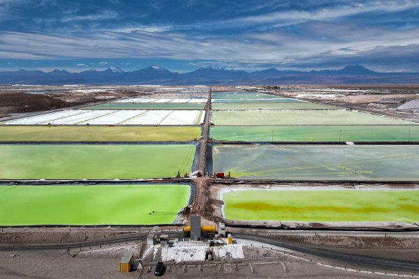 <p>SQM contrata a JPMorgan para buscar un socio que ayude a financiar su expansión internacional en el negocio del litio</p>
