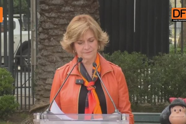 <p>Ahora en DF | "No se la voy a contestar": Evelyn Matthei evita referirse a polémica por el sueldo de Marcela Cubillos en la USS</p>