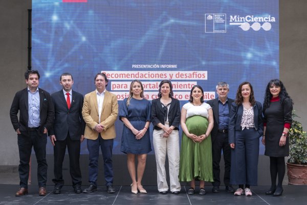 <p>Los integrantes de la Comisión Experta en Tecnologías Cuánticas, junto con la ministra y la subsecretaria de Ciencia.</p>