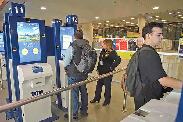 Aerolíneas y empresas de turismo alertan por demoras en aeropuerto: “Un pasajero se vuelve tu embajador”