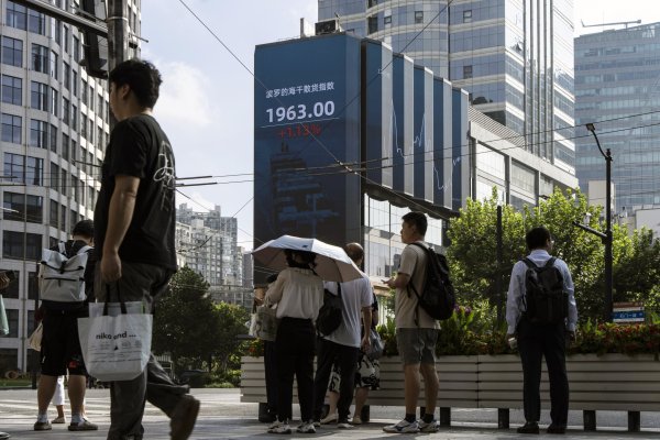 Fallas y retrasos en órdenes: el mayor frenesí bursátil de China en años satura la bolsa de Shanghái