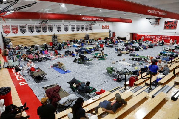 <p>Una escuela alberga residentes cerca del centro Tallahassee, Florida. (Foto: Reuters)</p>