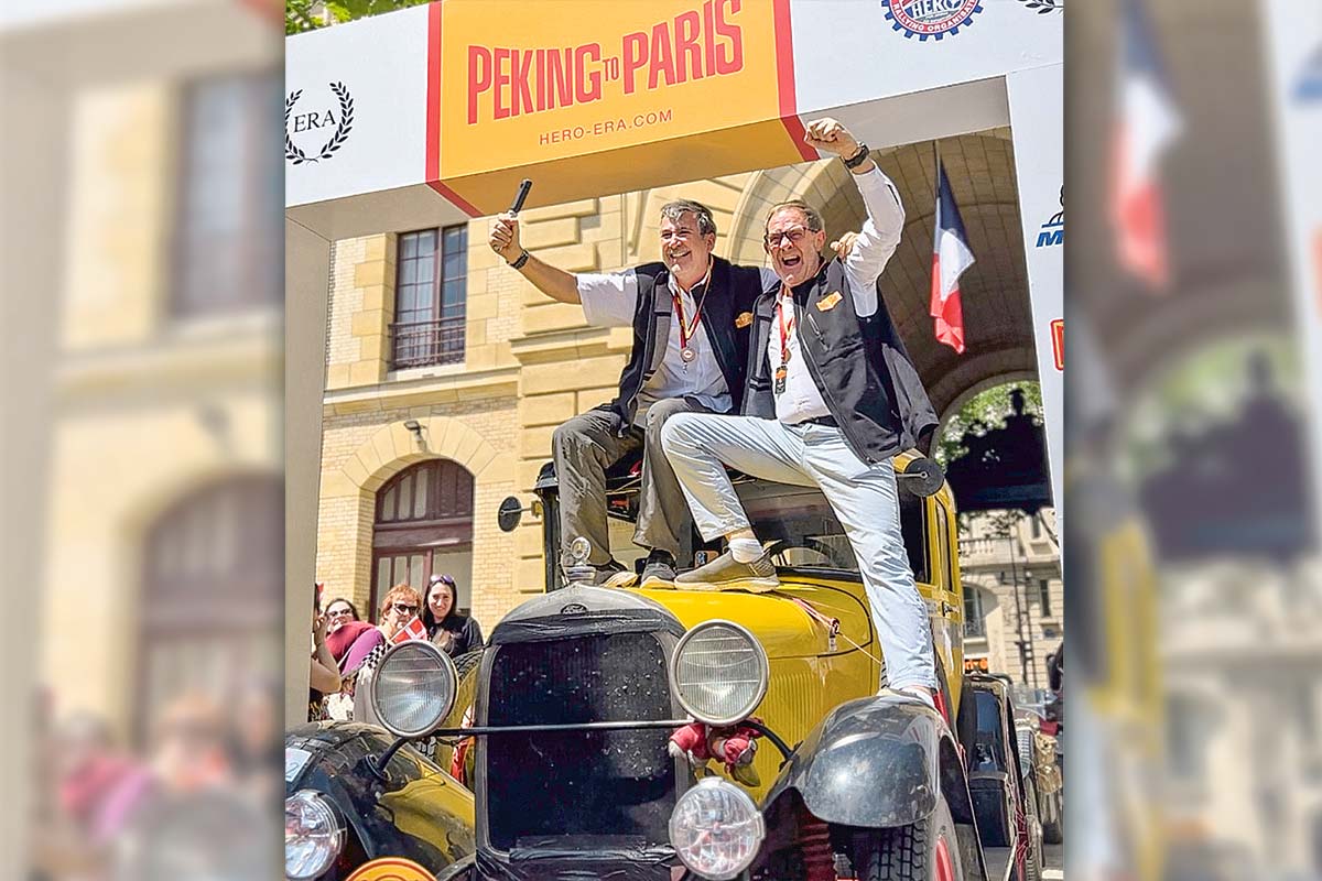 <p>De Beijing a París: la hazaña de Hernán Levy y Felipe Ledermann a bordo de una burra</p>