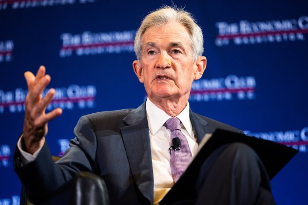<p>Presidente de la Fed dice que el banco central de EEUU no tiene prisa y que bajará las tasas “con el tiempo”</p>