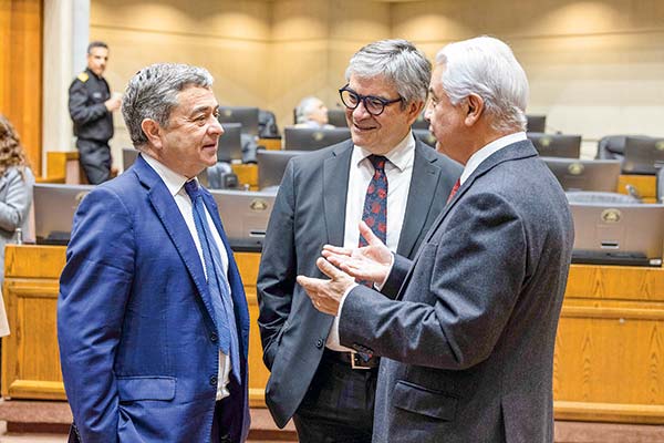 <p>El ministro Marcel expuso el Estado de la Hacienda Pública ante la comisión especial mixta de Presupuestos. Foto: Senado</p>