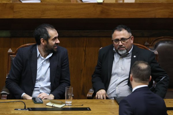<p>El ministro Grau junto al presidente de la comisión de Economía de la Cámara, Víctor Pino. Foto: Ministerio de Economía</p>