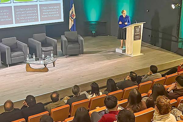 Griffith-Jones y recorte de tasa de la Fed: “Nos permite a nosotros bajar más”