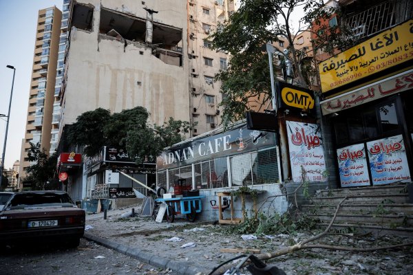 <p>Israel bombardea Beirut tras el ataque con misiles de Irán que dispara los temores de una guerra más amplia</p>