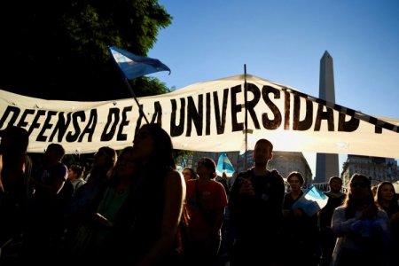 Universidades argentinas enfrentan ajuste de Milei con multitudinaria protesta