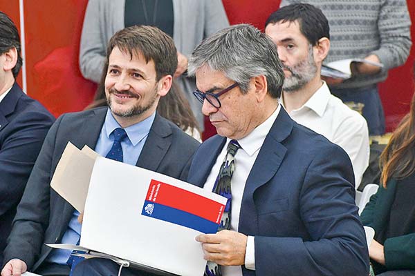 <p>La carta de 10 instituciones financieras a Pardow y Marcel por los PMGD: proyecto de subsidio "podría significar un desincentivo relevante a la inversión"</p>