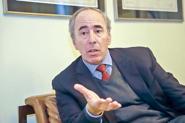 Mewes alerta sobre que tensiones políticas no generan certeza ni estabilidad para inversionistas