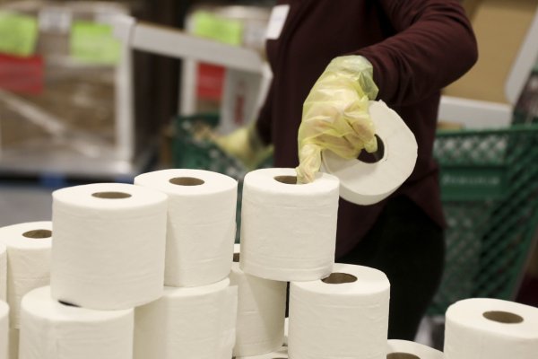 Consumidores en EEUU comienzan a aprovisionarse de papel higiénico y otros esenciales a medida que crece alarma por masivo paro portuario