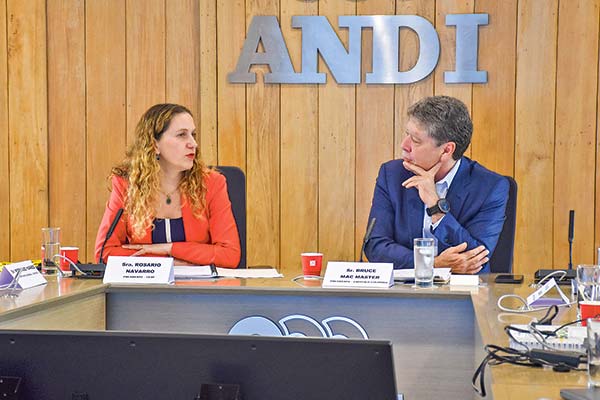 <p>Rosario Navarro y Bruce Mac Master, presidente de la Asociación Nacional de Empresarios de Colombia (ANDI).</p>