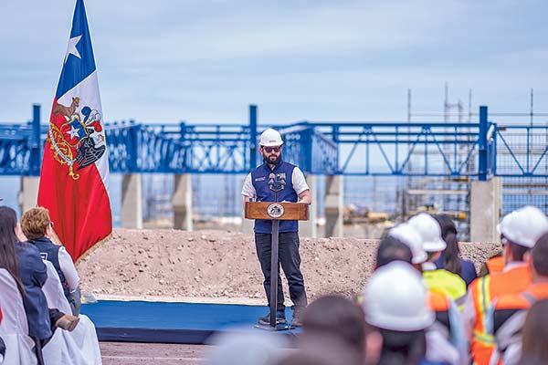 <p>El Presidente visita las obras de construcción de una planta desaladora de agua de mar en Tocopilla para Codelco. Foto: Presidencia</p>