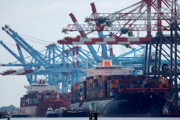 <p>Los trabajadores y operadores portuarios de EEUU llegan a un acuerdo y ponen fin a la huelga</p>
