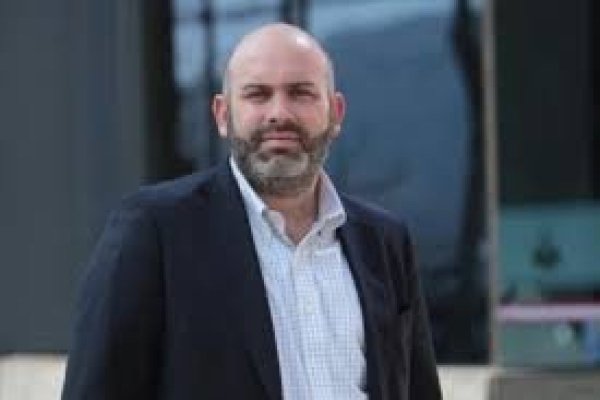 <p>Izikson de Cadem tras el escándalo por el sueldo de Cubillos en la USS: "Cuesta pensar que haya puesto en riesgo su elección en Las Condes"</p>