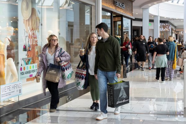 <p>Los europeos ansiosos acumulan ahorros mientras los consumidores estadounidenses impulsan la economía mundial</p>