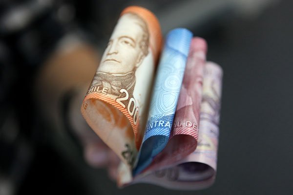 <p>Salarios de los trabajadores registran en agosto la mayor alza del año, mientras que los avisos laborales por internet siguen a la baja</p>