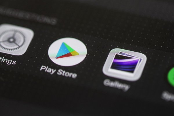 <p>Google sufre dura derrota judicial y deberá levantar restricciones a rivales de Play Store, su tienda de aplicaciones para Android</p>