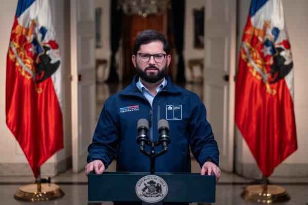 Boric anuncia fin del CAE: considera condonación parcial, un nuevo sistema de financiamiento y una "retribución" que deberán pagar los beneficiarios tras egresar
