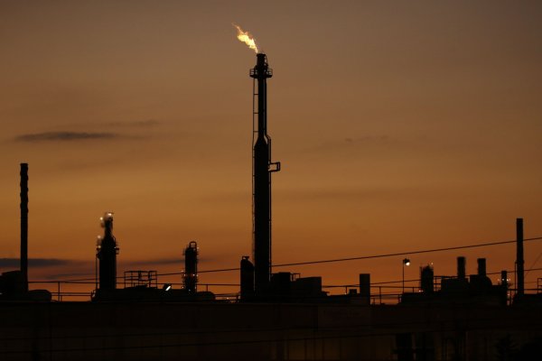 <p>El barril de Brent cae de la marca de US$ 80 en medio de un alivio a los temores de una baja de la oferta</p>