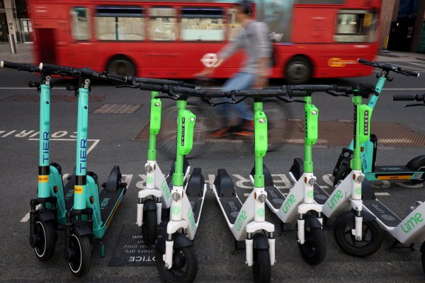 <p>Scooters de Tier y Lime en Londres. (Foto: Reuters)</p>