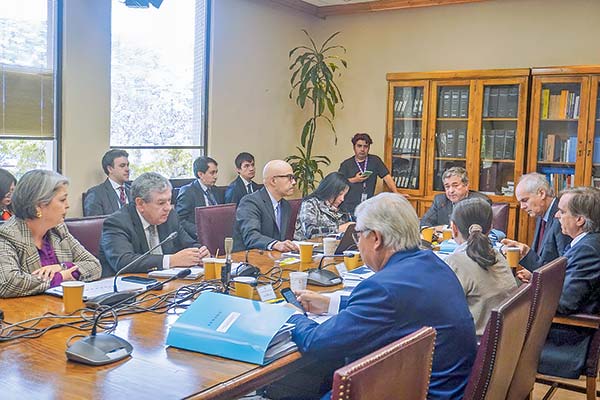 Pensiones: senador Cruz-Coke pide definir mecanismo de traspaso de activos y advierte que la licitación “mal hecha puede tener efectos nefastos”