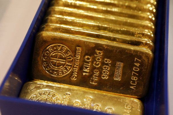 El oro extiende pérdidas y se aleja de los récords de fines de septiembre