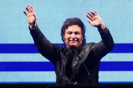 Milei le dice a Financial Times que su “régimen de libertad” no está listo para abandonar los controles cambiarios