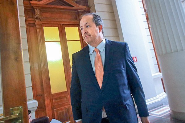 <p>Fiscal nacional aclara relación con Andrés Chadwick y asegura que se inhabilitaría si la defensa lo solicita</p>