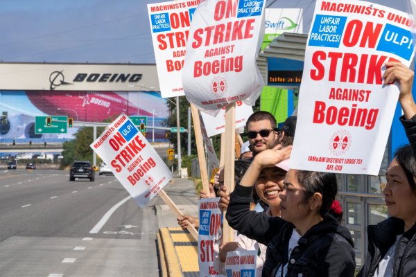 <p>Boeing despedirá a 10% de sus trabajadores a medida que caen sus reservas en medio de una prolongada huelga</p>