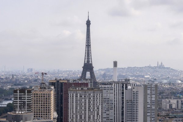 Fitch pone perspectiva negativa a calificación de Francia mientras Gobierno hace desesperados esfuerzos por contener el déficit