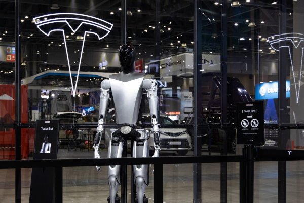 <p>Robots Optimus de Tesla presentados en evento tecnológico fueron operados por humanos de manera remota</p>