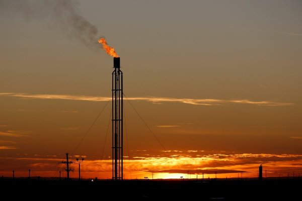 Petróleo se hunde 5% luego de que Israel dijera que no planea atacar las instalaciones productivas de Irán