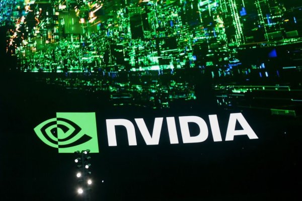 <p>Nvidia logra nuevo máximo histórico y queda a punto de volver a destronar a Apple como la compañía más valiosa en bolsa</p>