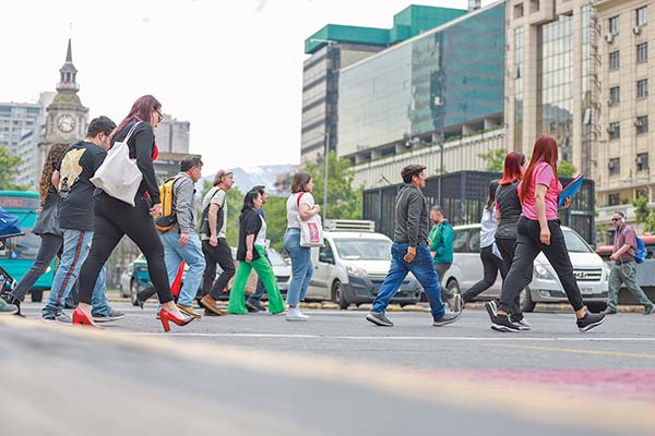 ¿Cuánto sube o baja la pensión para una persona con escenarios de mayor y menor rentabilidad de los fondos?