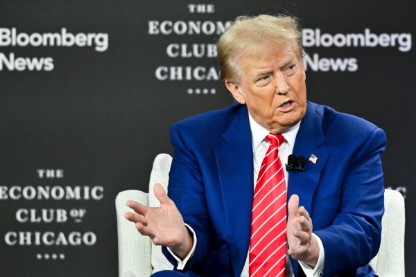 <p>En entrevista con Bloomberg, Trump defiende alza de aranceles para proteger a empresas de EEUU y desestima impacto en deuda e inflación</p>