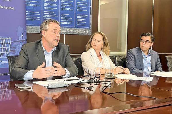 <p>A Kevin Cowan, Andrea Tokman y Juan Pablo Medina se conectaron Eugenia Andreasen y Carlos Budnevich.</p>