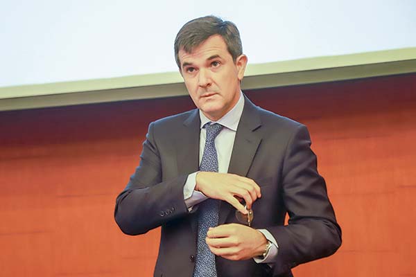 <p>El CEO de AFP Habitat, Alejandro Bezanilla, celebró la operación con Parque Arauco. Foto: Julio Castro</p>