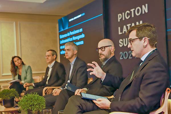 <p>El primer panel de la jornada analizó las reformas de pensiones en Chile, Colombia y Perú. Foto: Julio Castro</p>