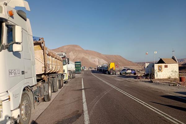 <p>Más de 500 camiones de carga bolivianos se encuentran varados en Chile por bloqueo de trabajadores de Quiborax</p>