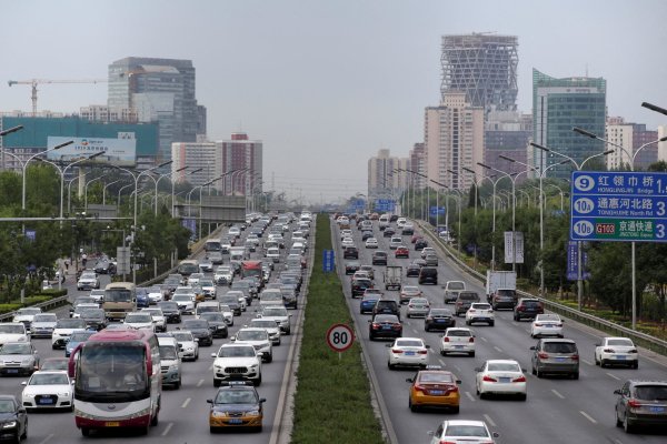 <p>El PIB de China se enfría en el tercer trimestre y refuerza los argumentos a favor de nuevas medidas de estímulo</p>