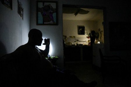 Cuba sufre apagón total por falla en una central eléctrica y toma medidas de emergencia por la crisis