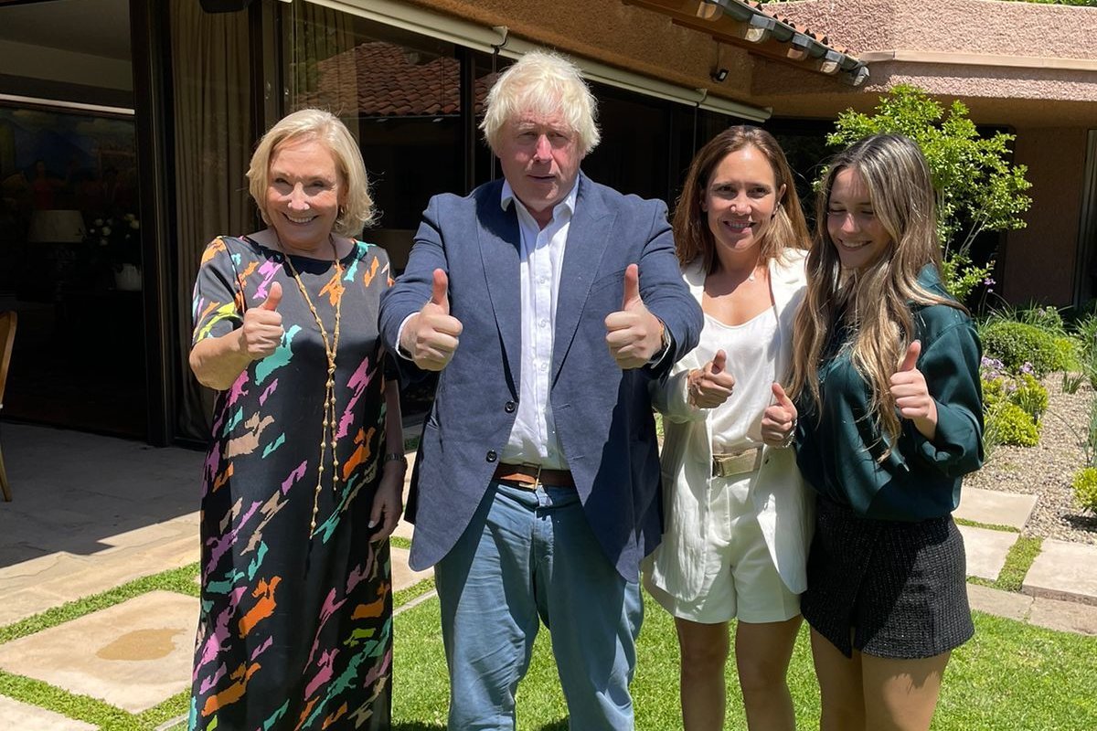 <p>Viaje a Rapa Nui y brunch con los Piñera Morel, el paso de Boris Johnson por Chile</p>