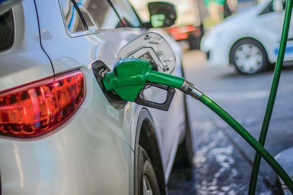 <p>Caída de los combustibles lleva al Fisco a recaudar más de US$ 46 millones en impuesto específico en el tercer trimestre</p>
