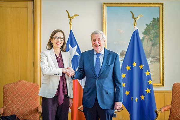 Canciller se reúne con nueva embajadora de la UE en Chile para abordar prioridades de relación bilateral