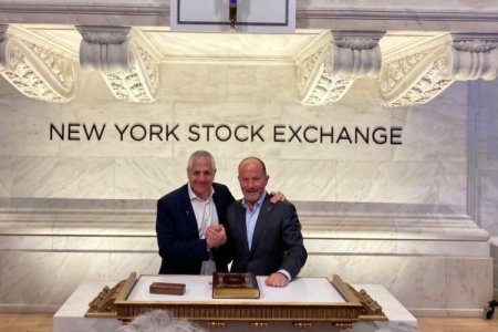 Latam toca la campana de apertura y sella su aterrizaje en la Bolsa de Nueva York tras salir del Capítulo 11