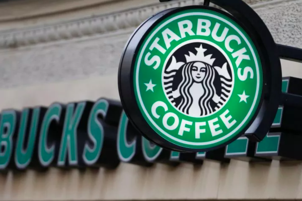 Ventas de Starbucks se hunden por tercer trimestre consecutivo y cadena suspende la entrega de proyecciones para 2025