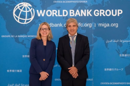 Luis Caputo es elegido como "ministro del año" por LatinFinance: autoridad logra crédito del Banco Mundial por US$ 2.000 millones